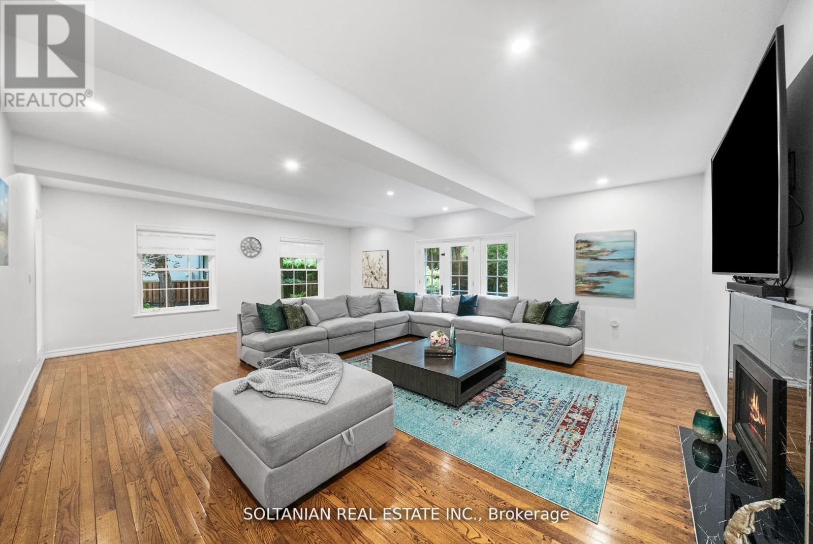 24 Laureleaf Rd, Markham Bayview Glen, ON L3T 2X5