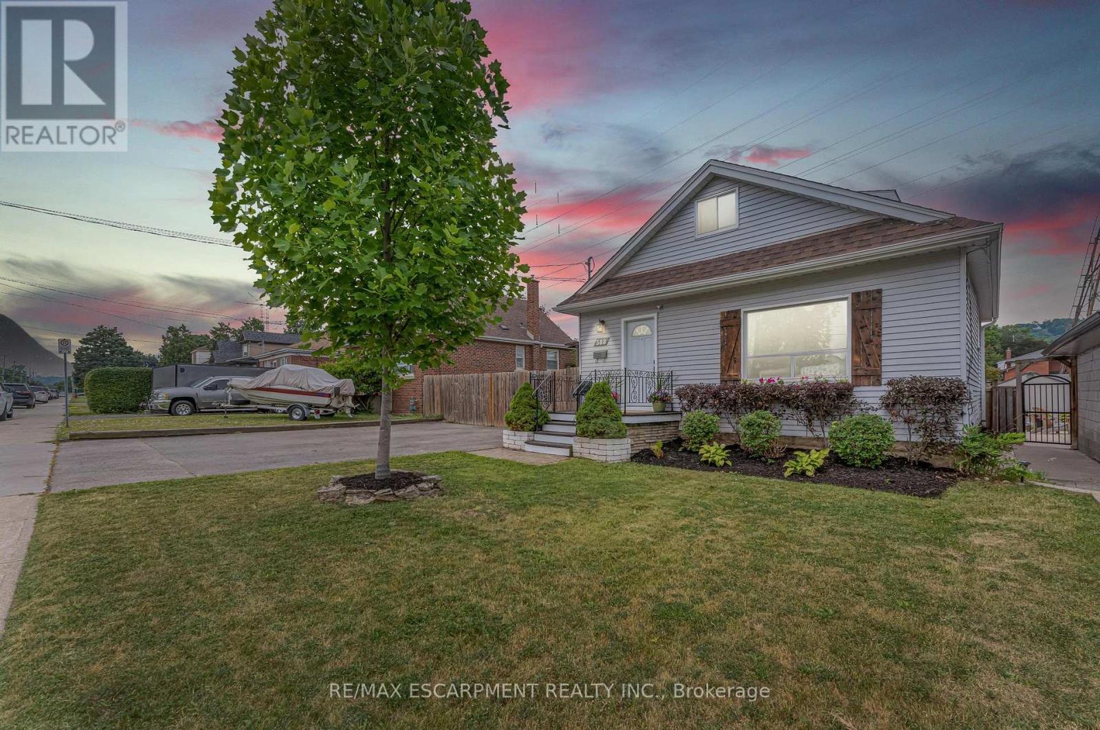 588 Cochrane Rd, Hamilton, ON L8K 3H6