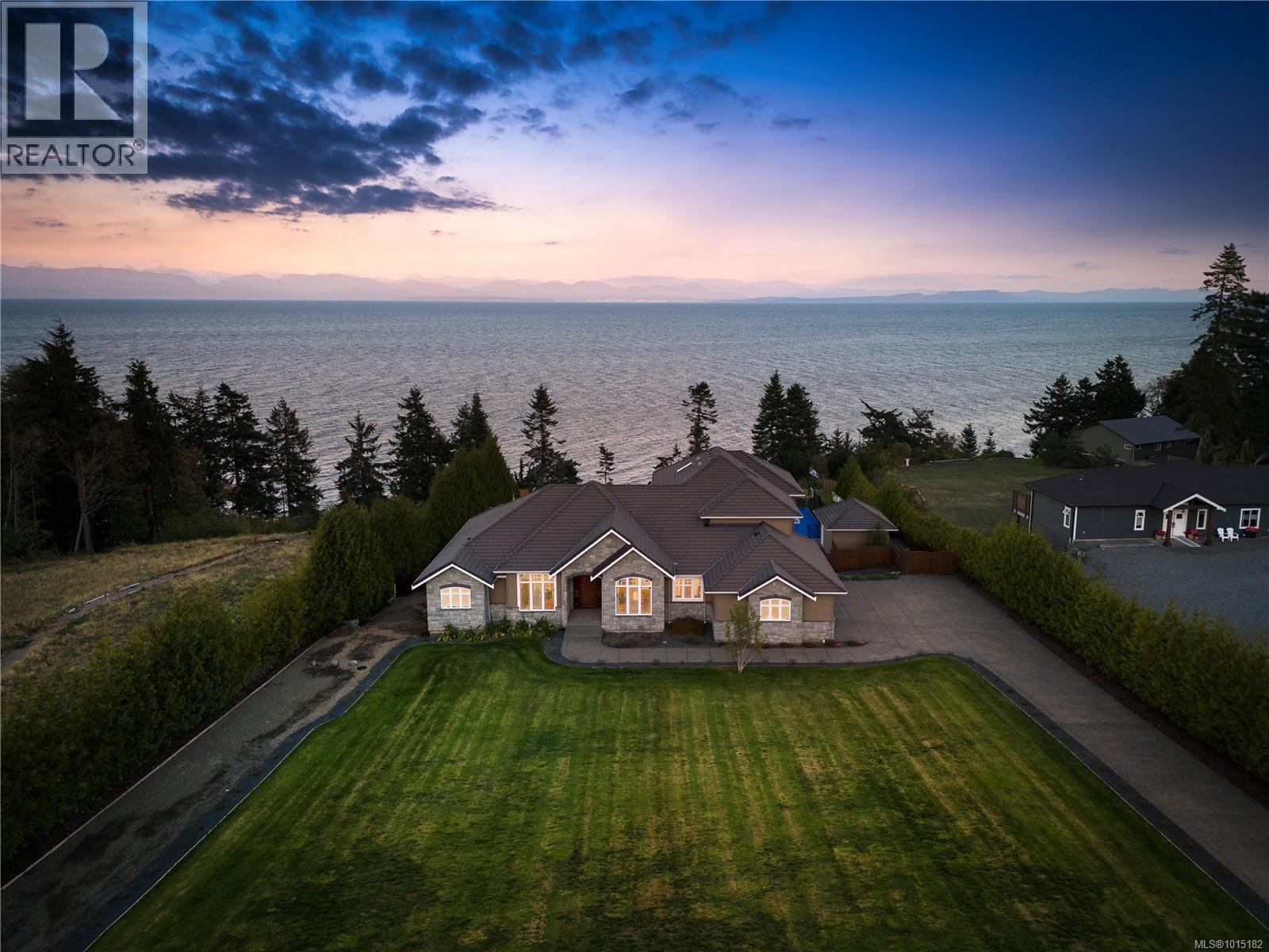 6480 Eagles Dr, Courtenay, BC V9J 1V3