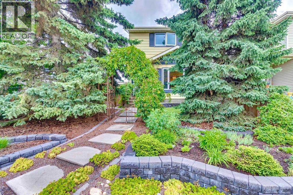 85 Erin Woods Pl SE, Calgary, AB T2B 2W5