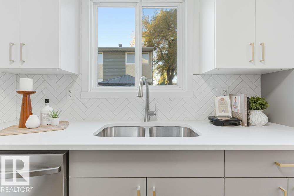 12 Clareview Vg NW #g, Edmonton, AB T5A 3P2