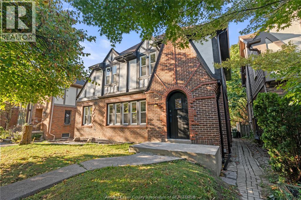 2163 Victoria, Windsor, ON N8X 1P8