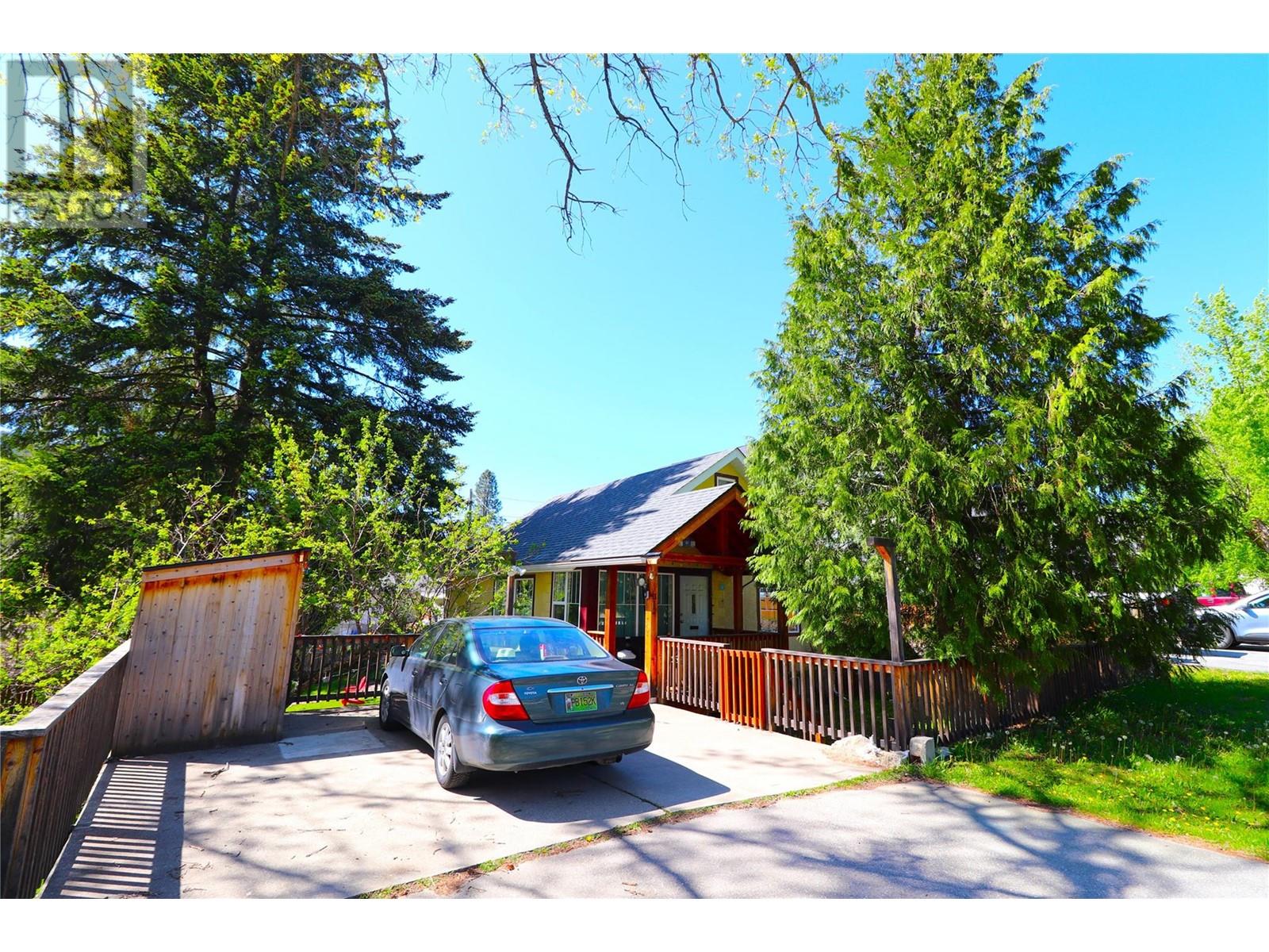 312 8 Avenue, Castlegar, BC V1N 1N2