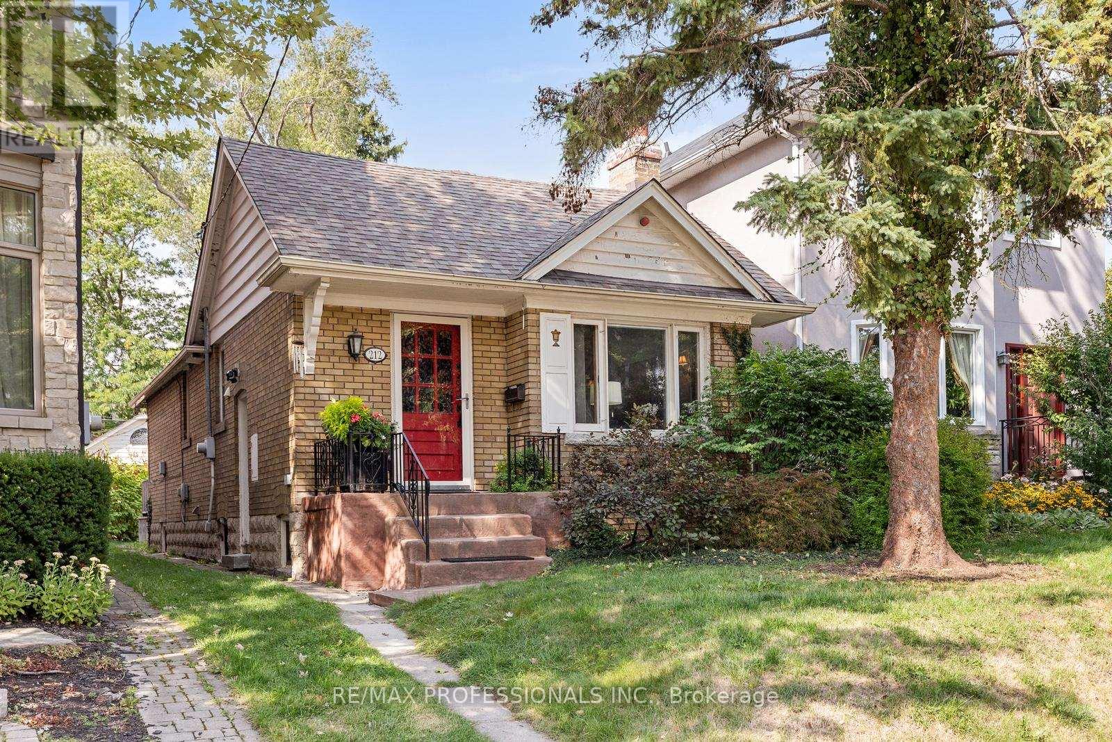 212 Douglas Ave, Toronto, ON M5M 1G8