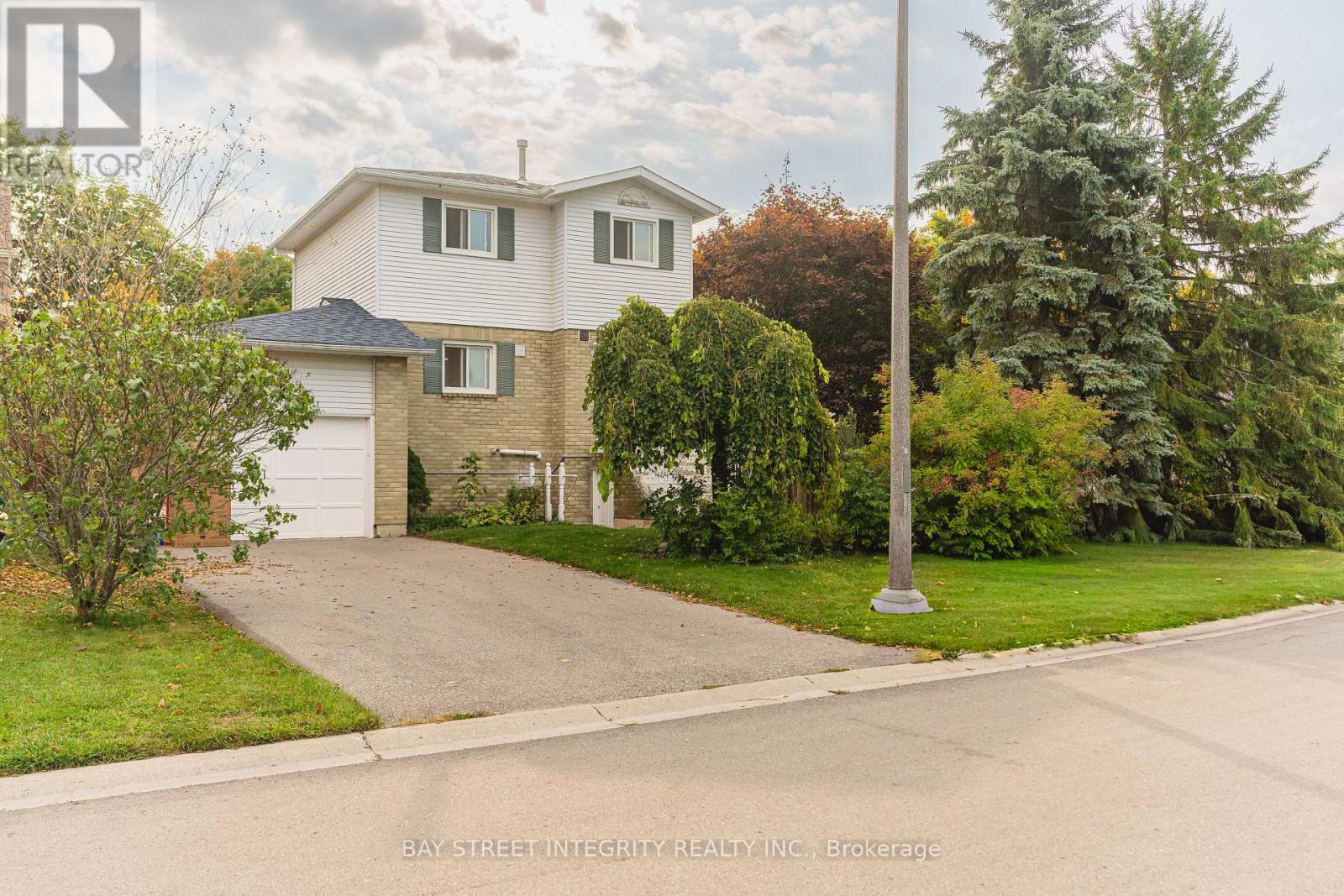 1 Hodgins Ave, Georgina, ON L4P 3M9