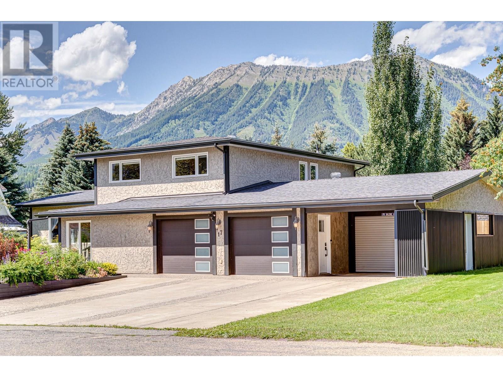 17 Pine Cres, Fernie, BC V0B 1M2