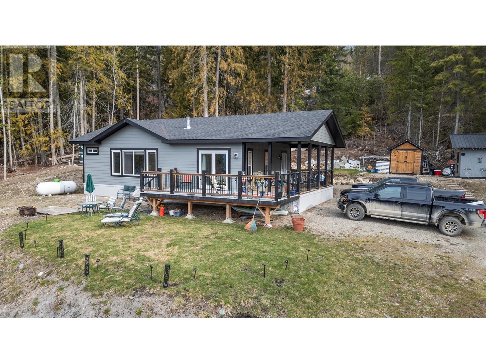 7551 Klondike Trl, Anglemont, BC V0E 1M8