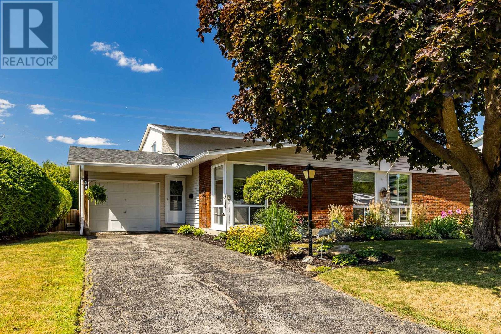 48 Downsview Cres, Ottawa, ON K2G 0A5