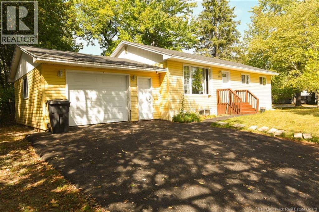 227 Leeds Dr, Fredericton, NB E3B 4S7