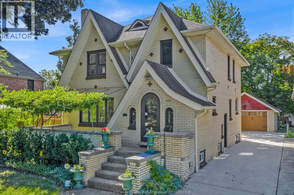 2239 Victoria Ave, Windsor, ON N8X 1R2