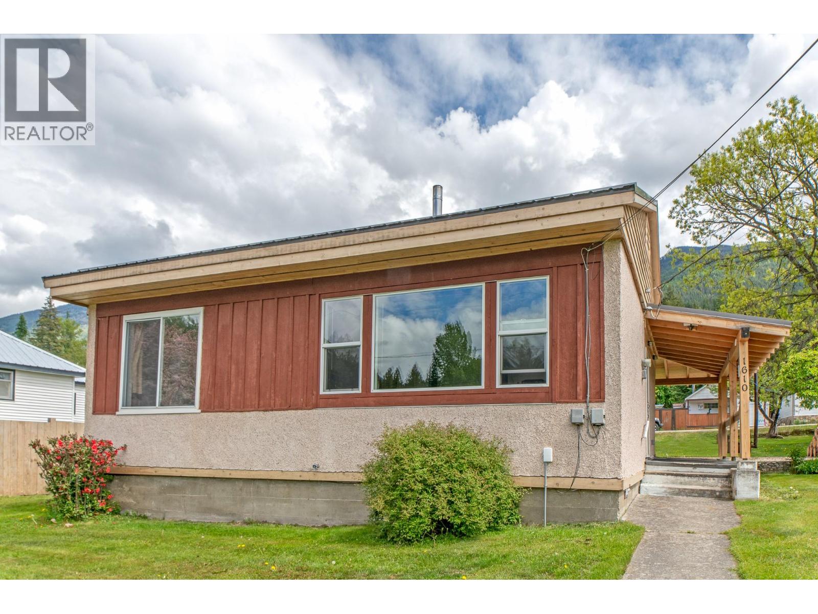 1610 Eastman Ave, Riondel, BC V0B 2B0