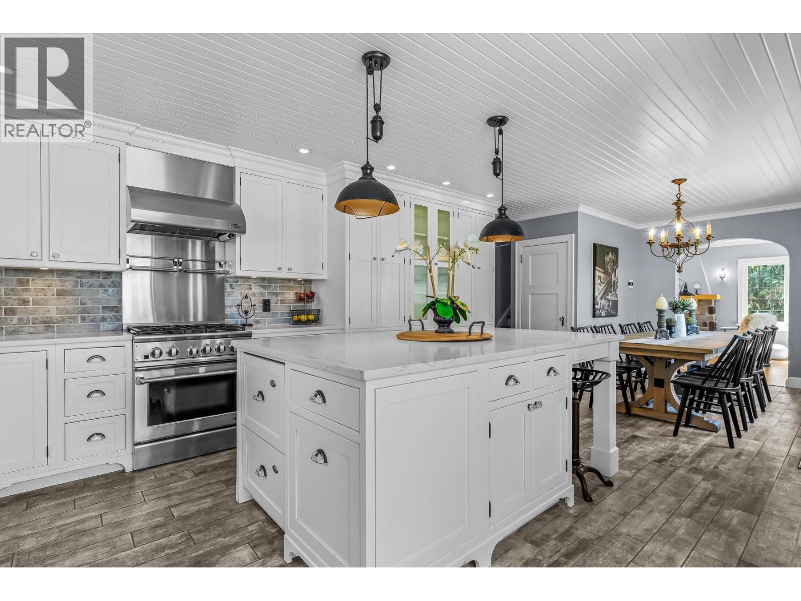 725 Fifth St, New Westminster, BC V3L 2Y2