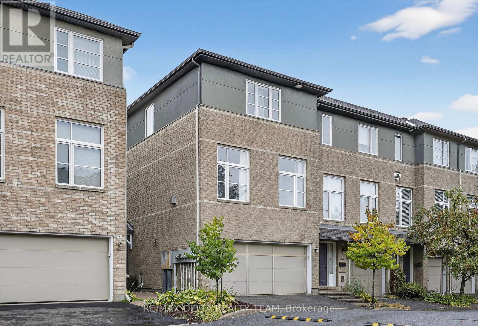 63 Highwood Private, Ottawa, ON K1K 4X6