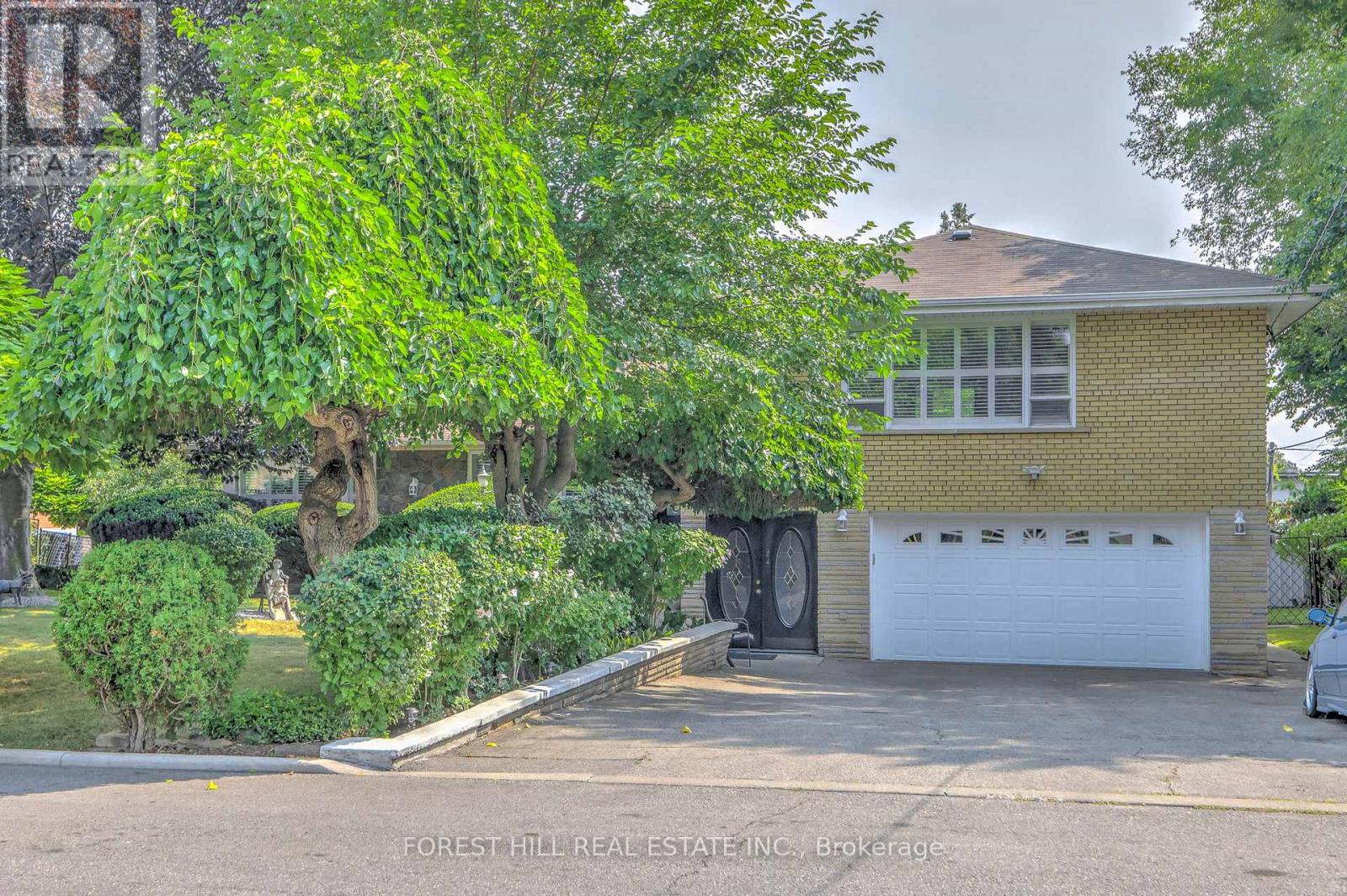 89 Portage Ave, Toronto, ON M9N 3H2