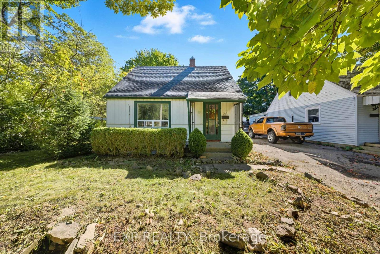 35 Glen Rd, Kitchener, ON N2M 3E7