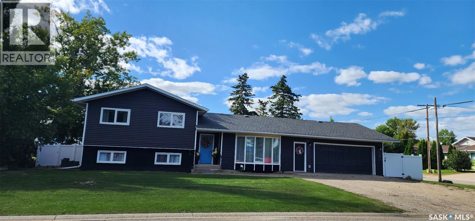 613 Peters Ave, Oxbow, SK S0C 2B0