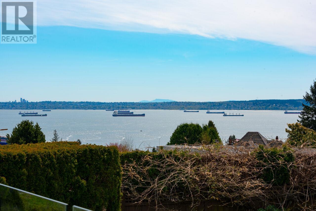 4231 Rockridge Cres, West Vancouver, BC V7W 1A9