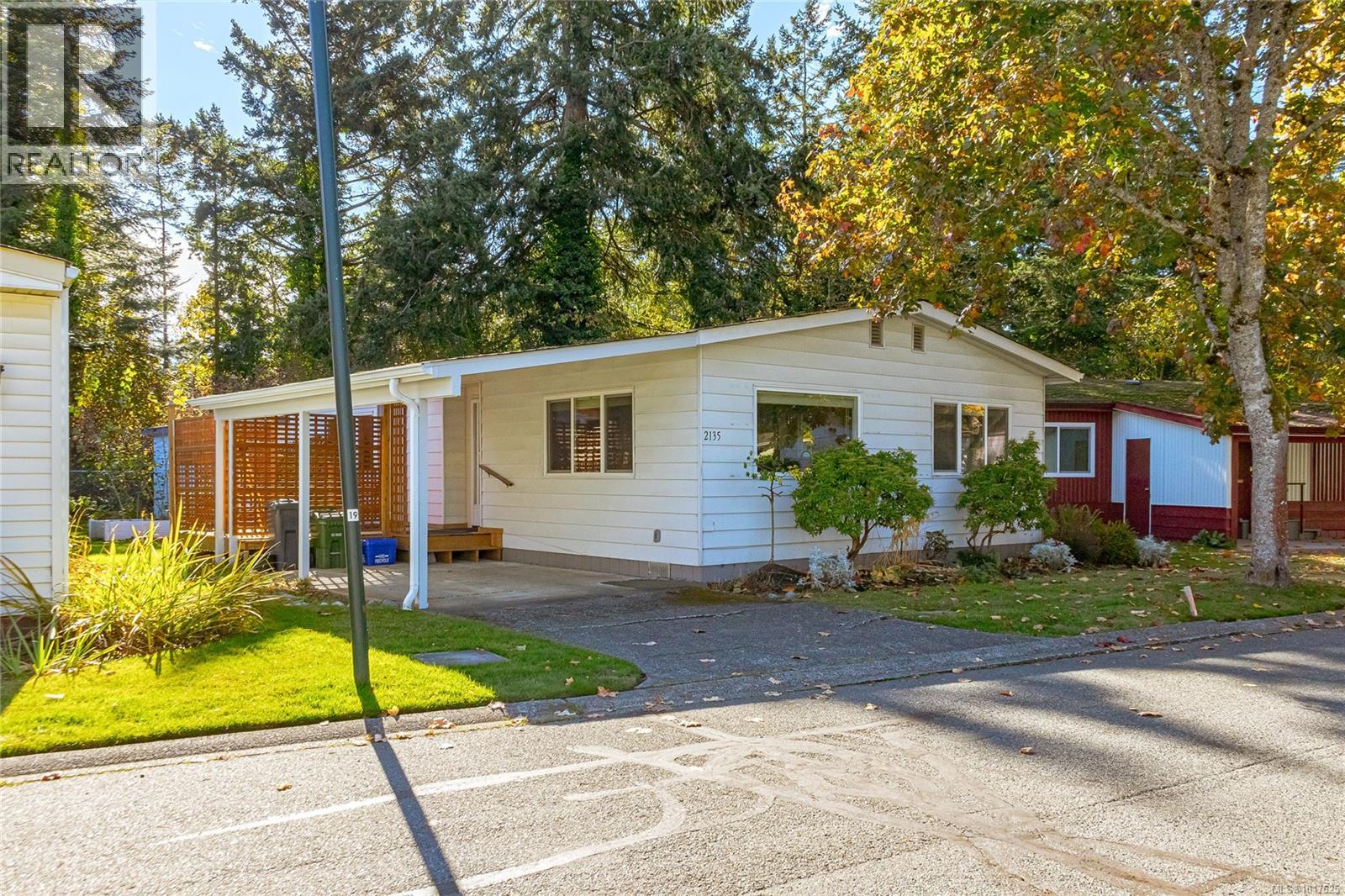 2135 Summergate Blvd, Sidney, BC V8L 4K9