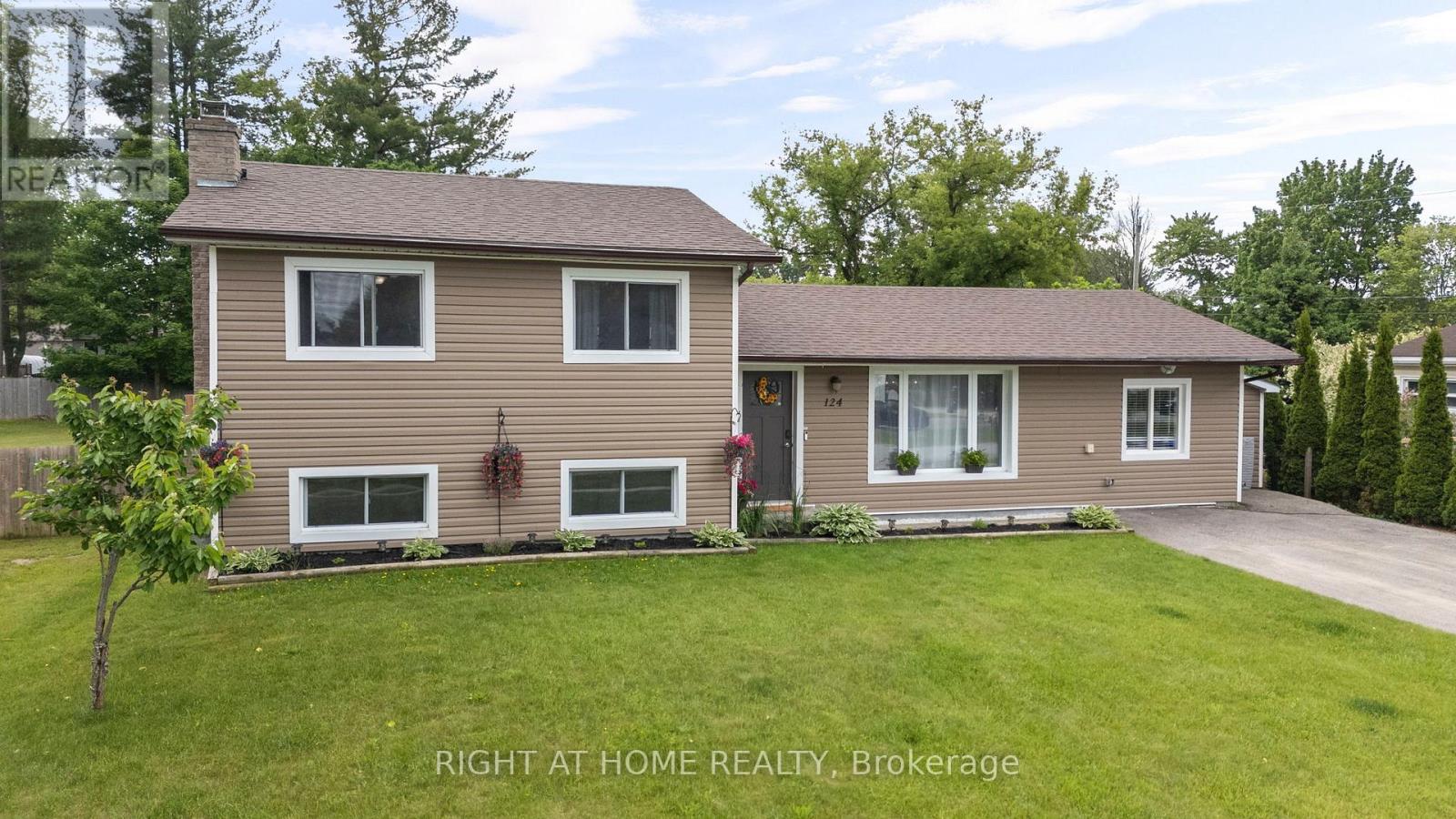 124 Sydenham St, Essa, ON L0M 1B0
