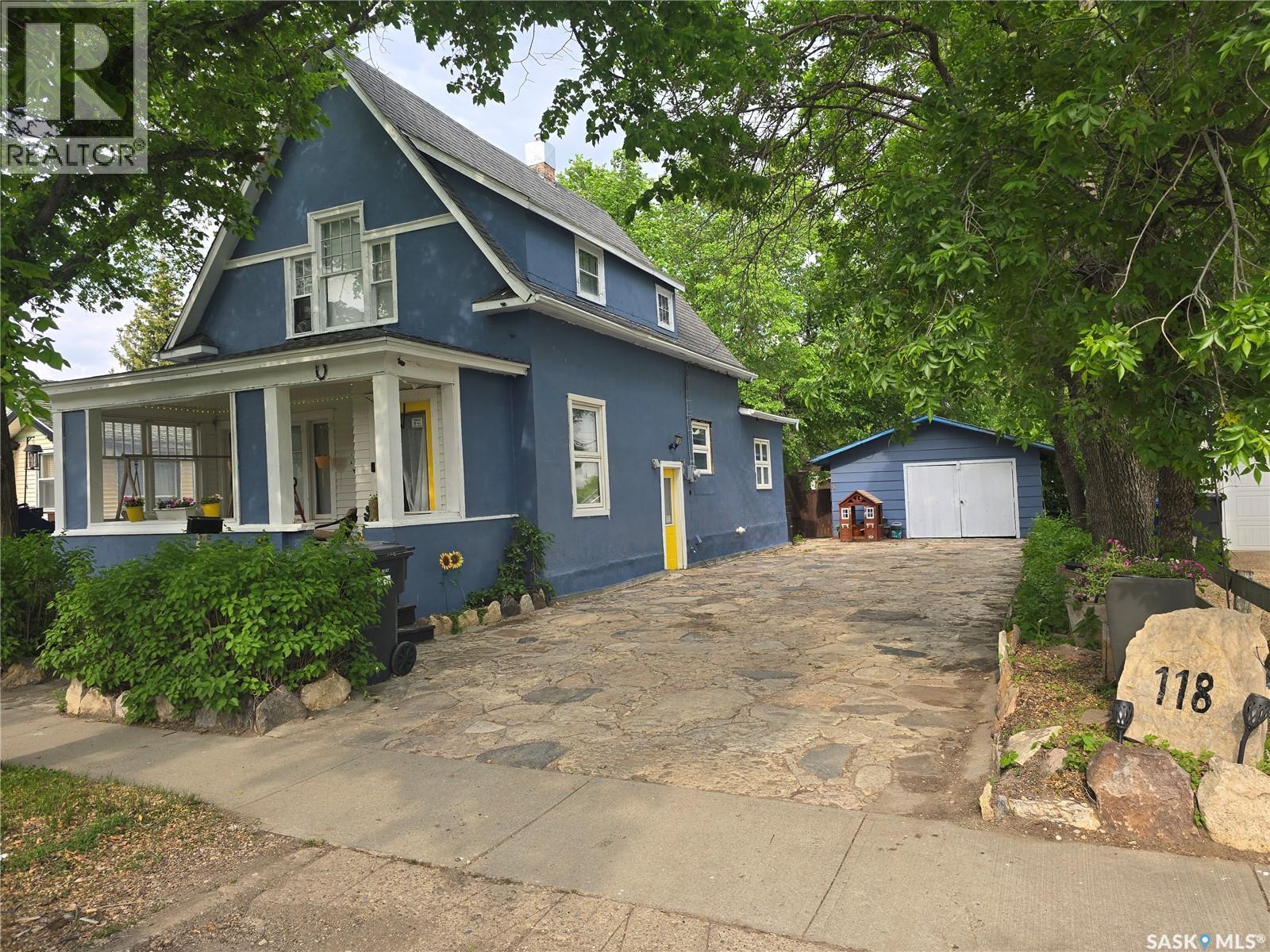 118 9 Street, Weyburn, SK S4H 1E7
