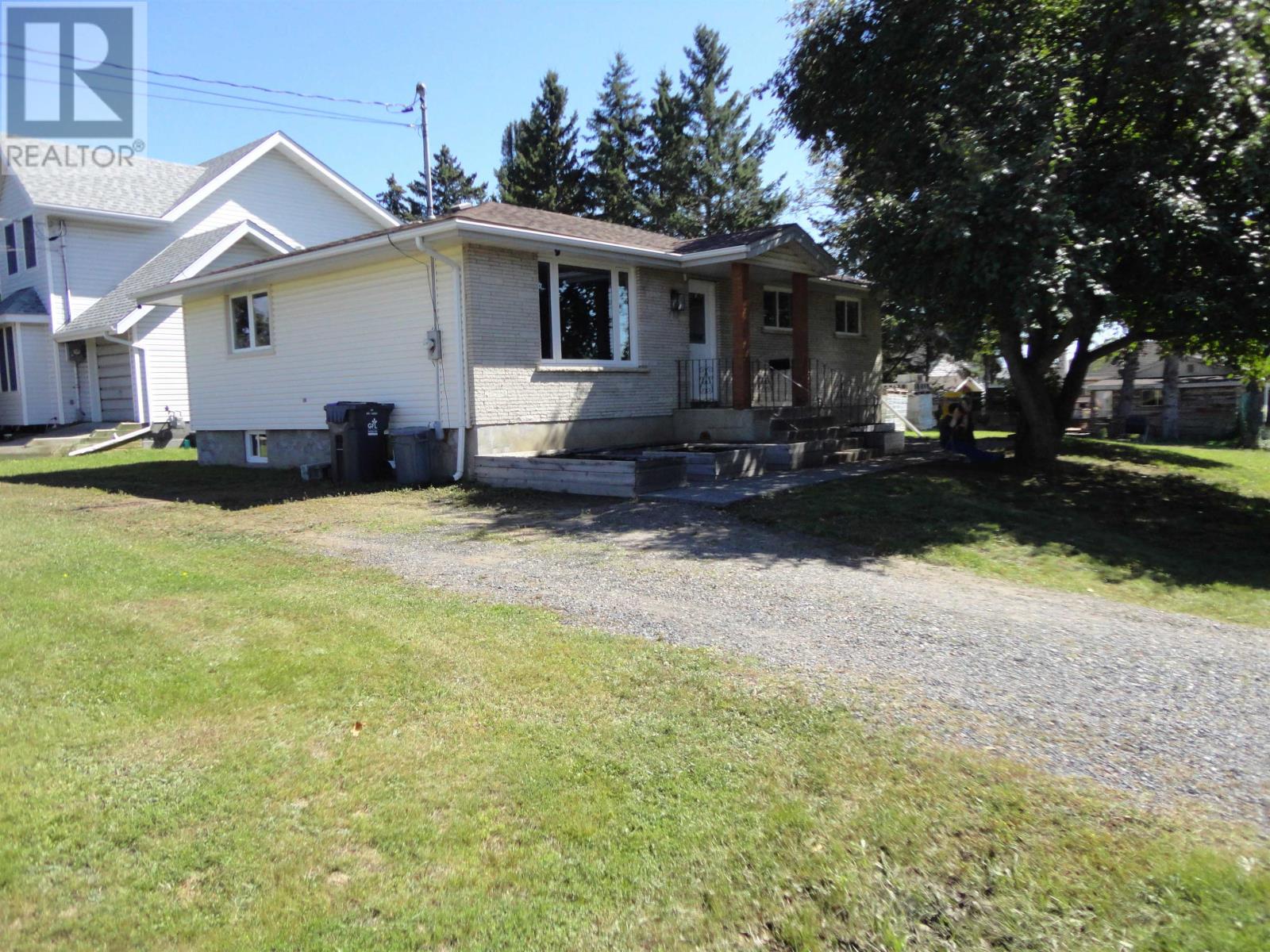 553 Strand Ave, Thunder Bay, ON P7B 6J2
