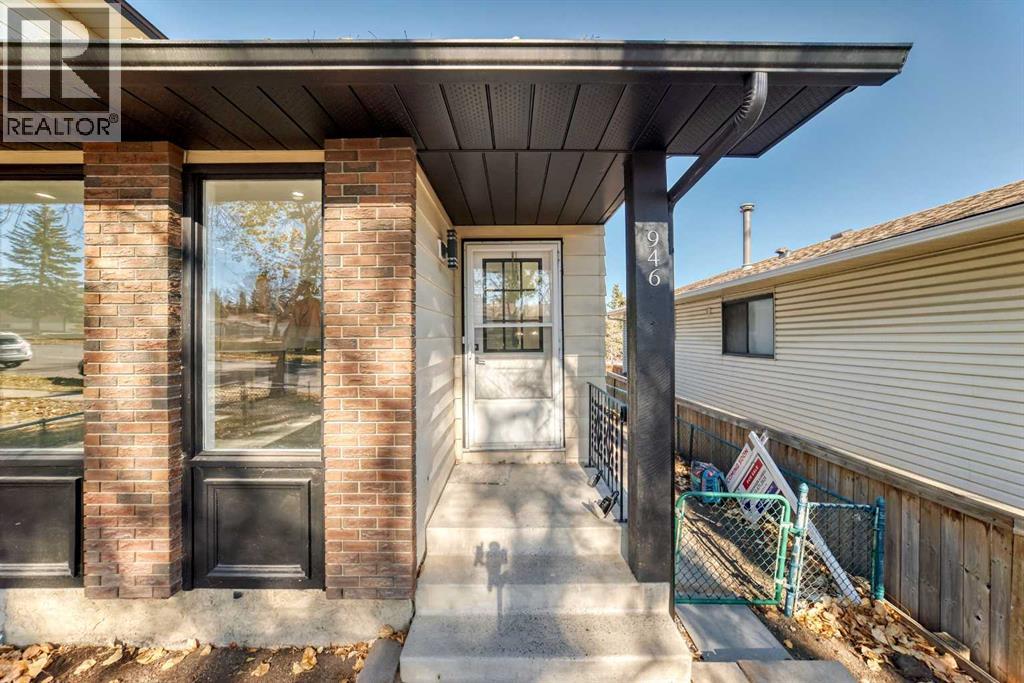 946 Berkley Dr NW, Calgary, AB T3K 1A2