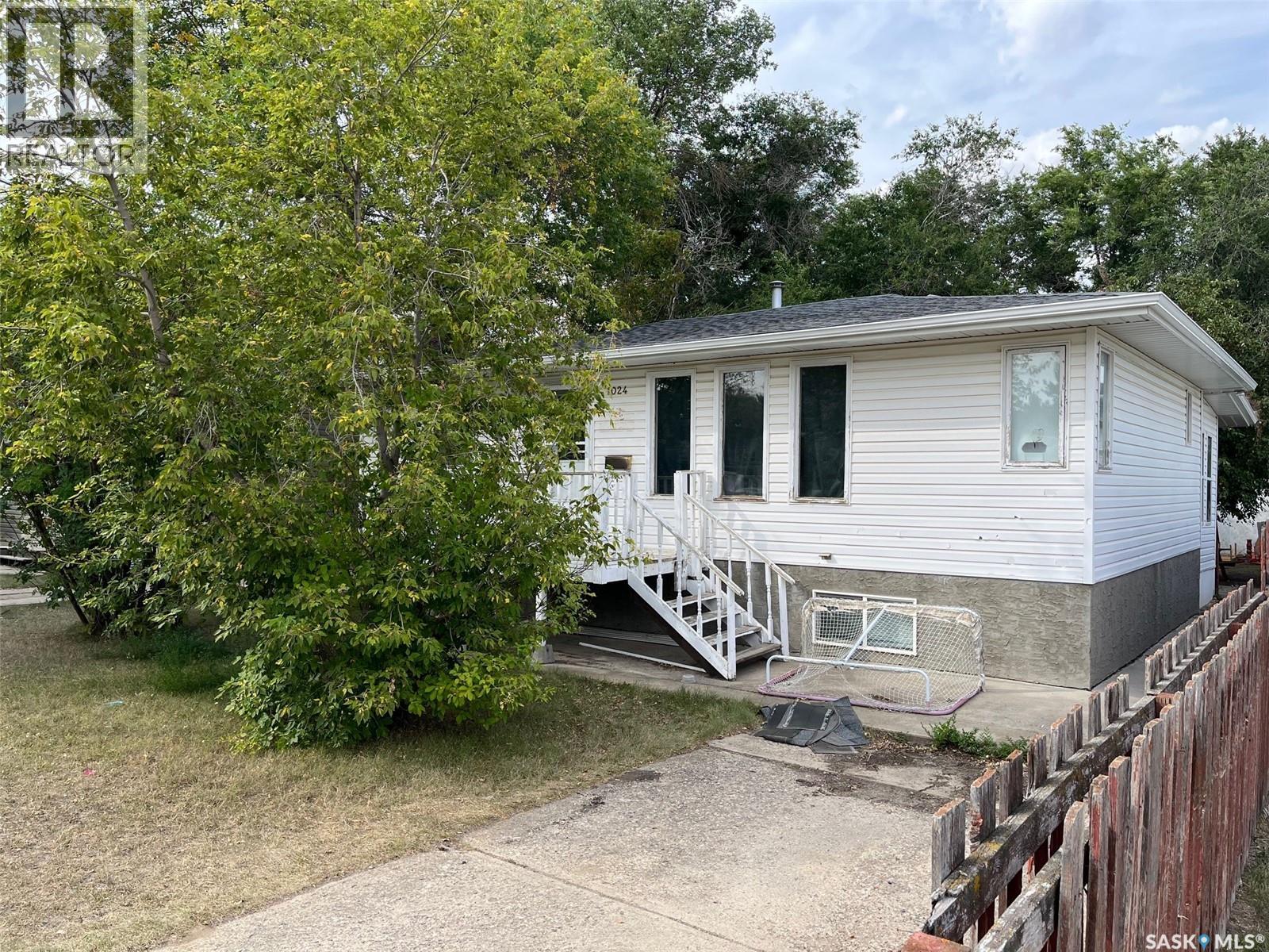 1024 Hastings St, Moose Jaw, SK S6H 5R8