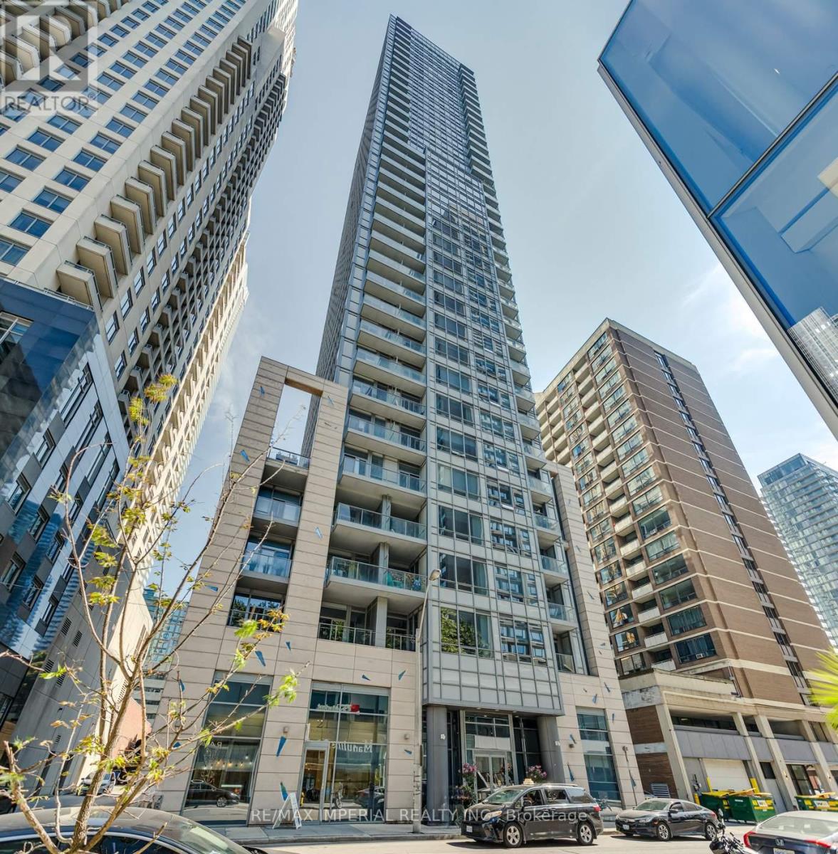 1101 21 Balmuto St, Toronto, ON M4Y 1W4