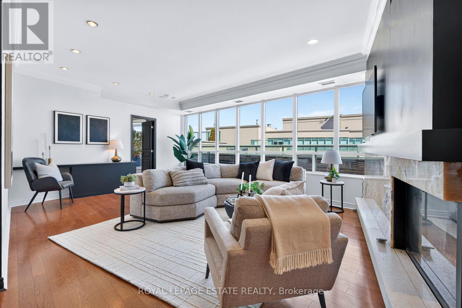 9 Boardwalk Dr Ph9 Dr, Toronto, ON M4L 6T1