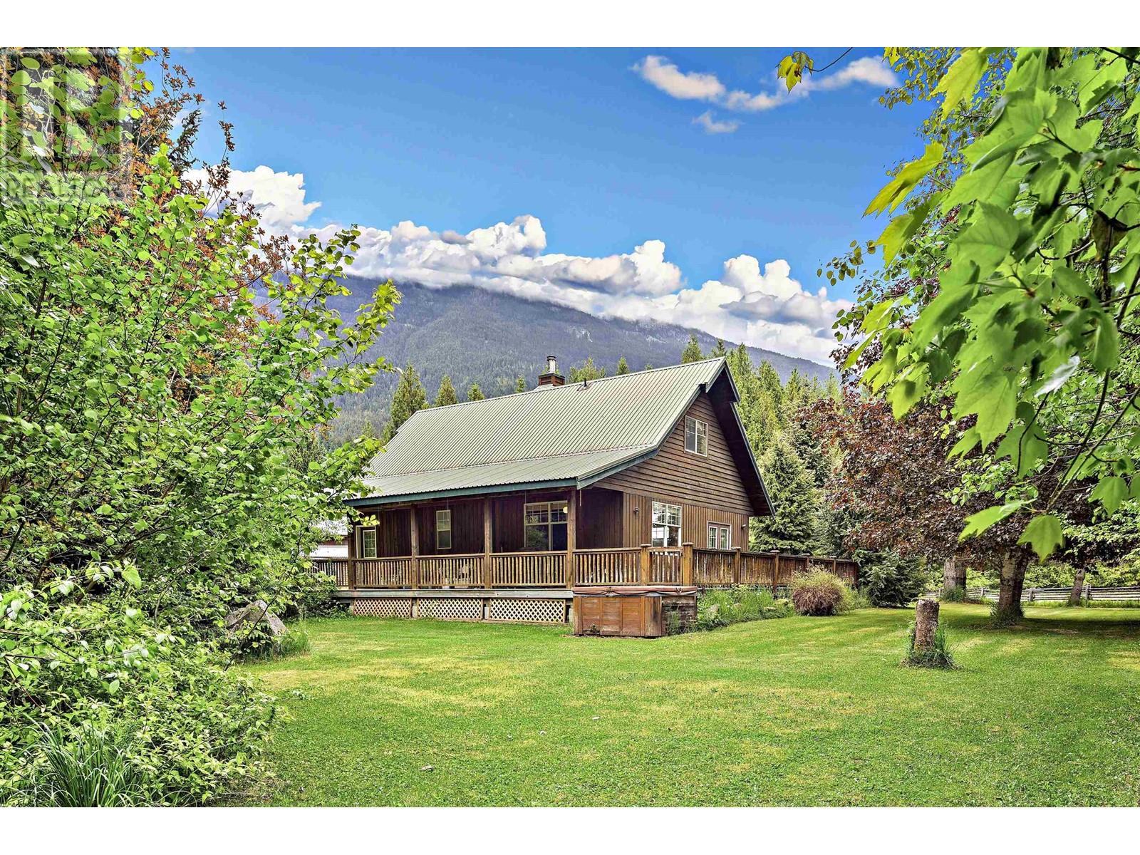 3084 Lois Rd, Pemberton, BC V0N 2L0