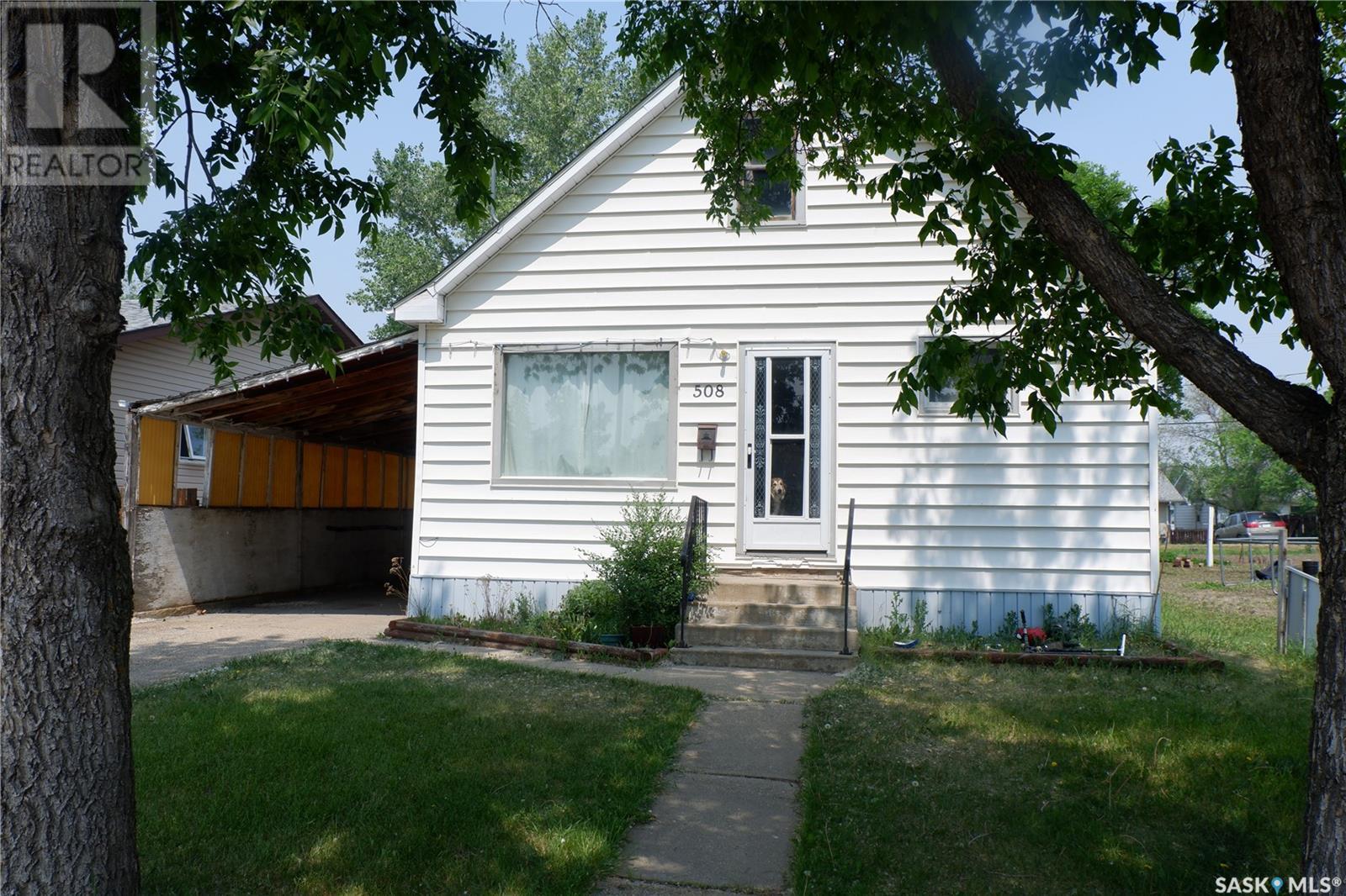 508 5th Avenue West, Assiniboia, SK S0H 0B0