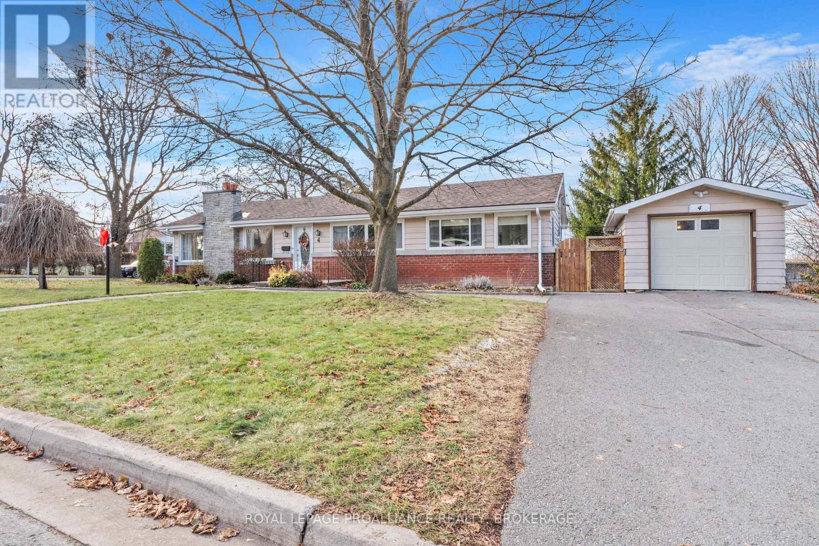 4 Strathcona Cres, Kingston, ON K7M 1N8
