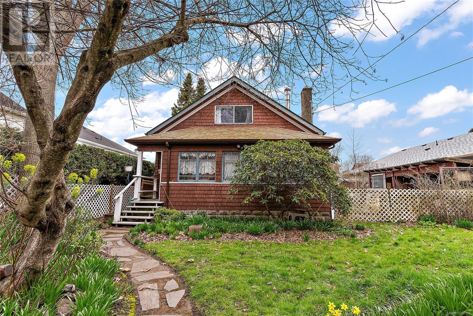 9616 Sixth St, Sidney, BC V8L 2W2