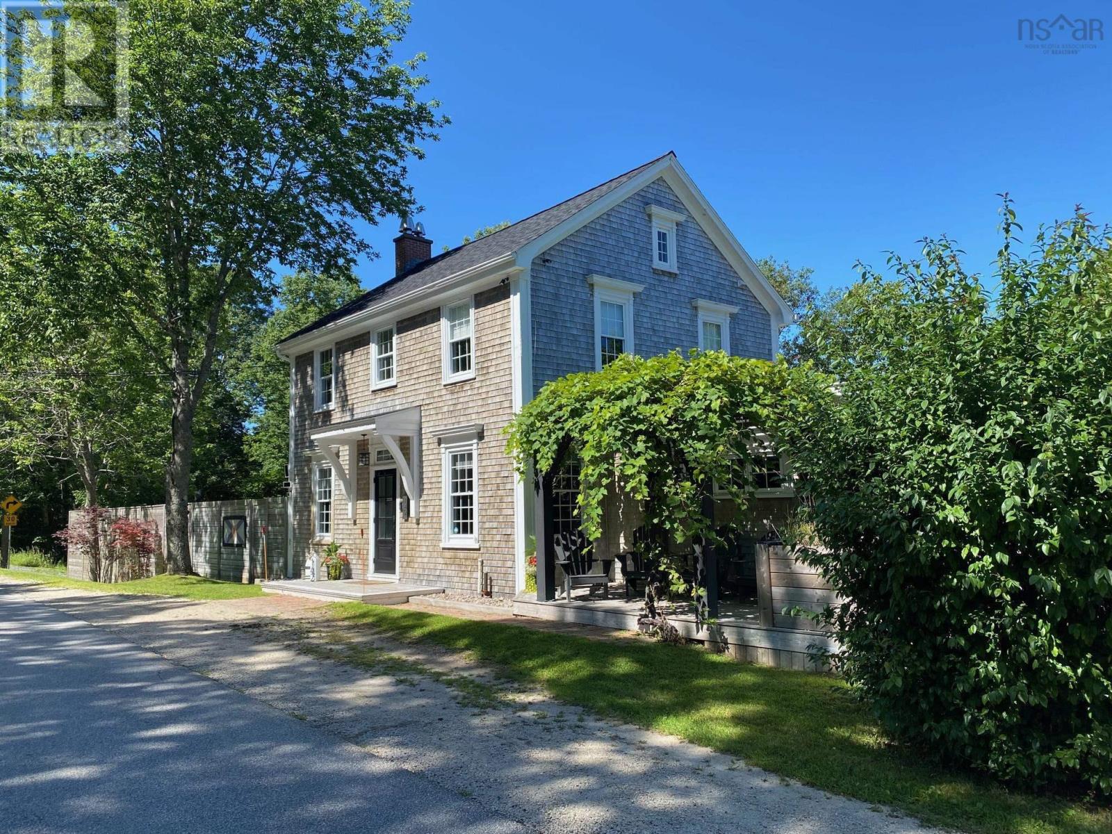 142 Woodstock Rd, Mahone Bay, NS B0J 2E0