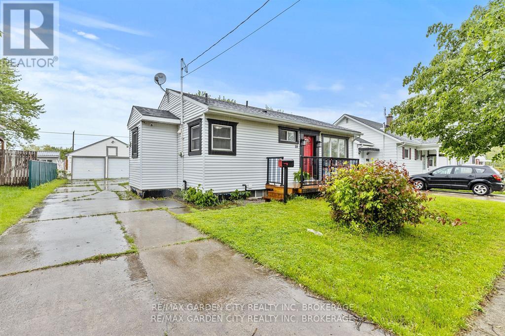 19 Oakwood Ave, St. Catharines, ON L2P 1L2