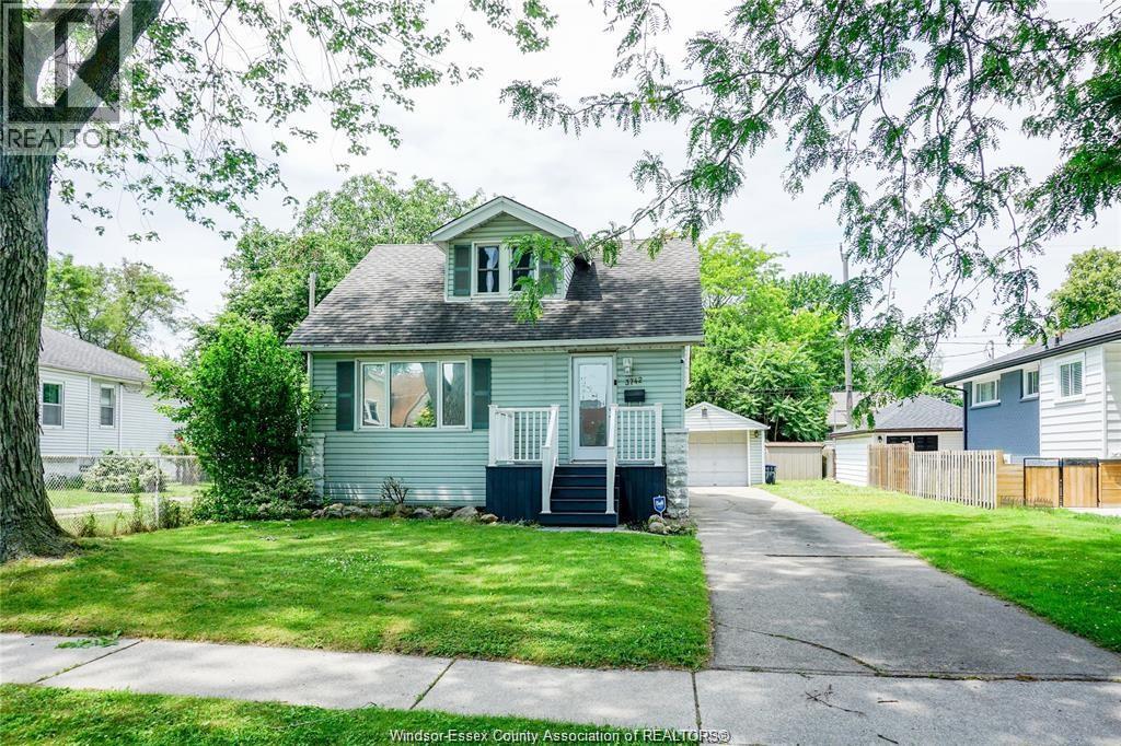 3742 Montcalm St, Windsor, ON N9C 2A9