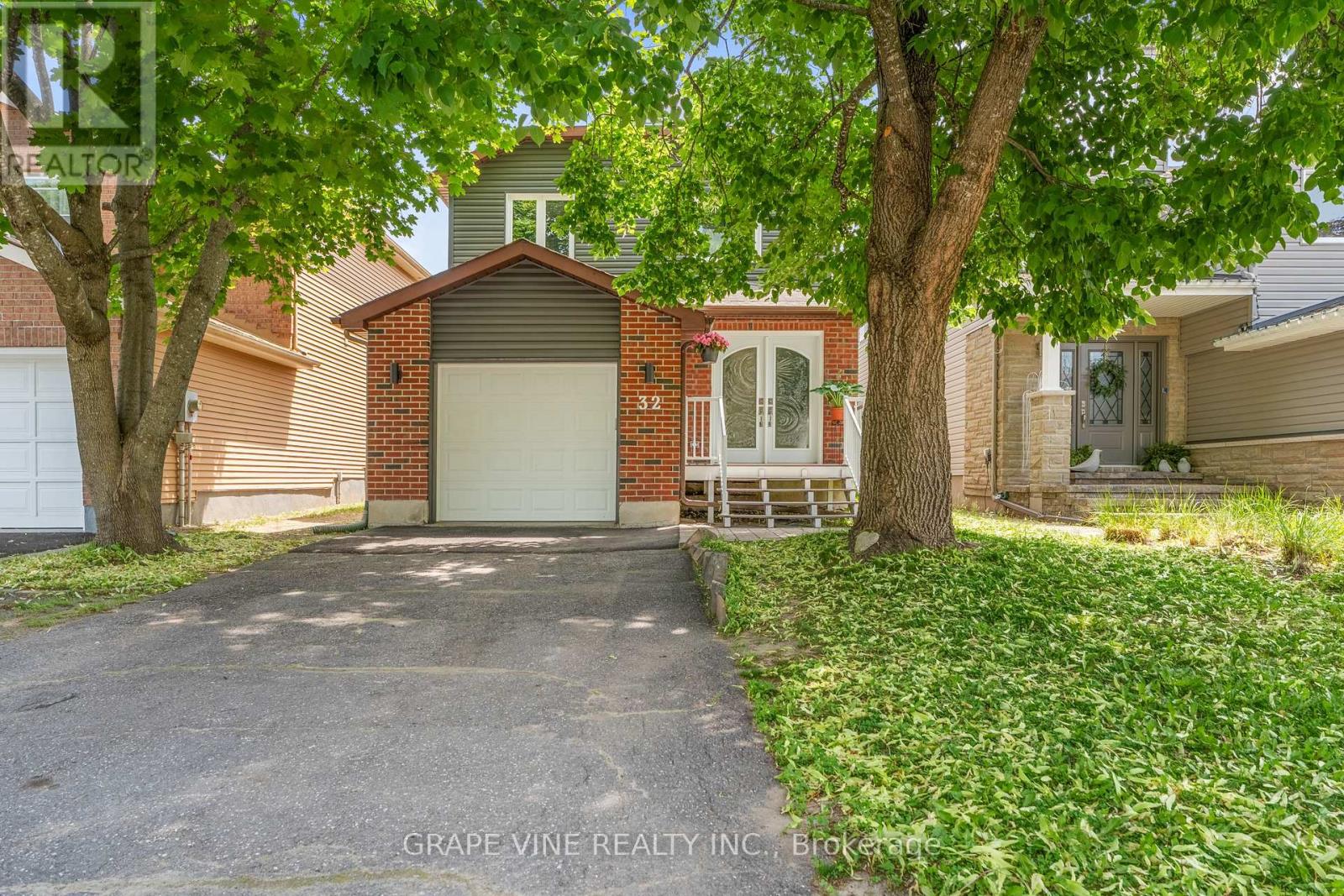 32 Acklam Ter, Ottawa, ON K2K 2H5