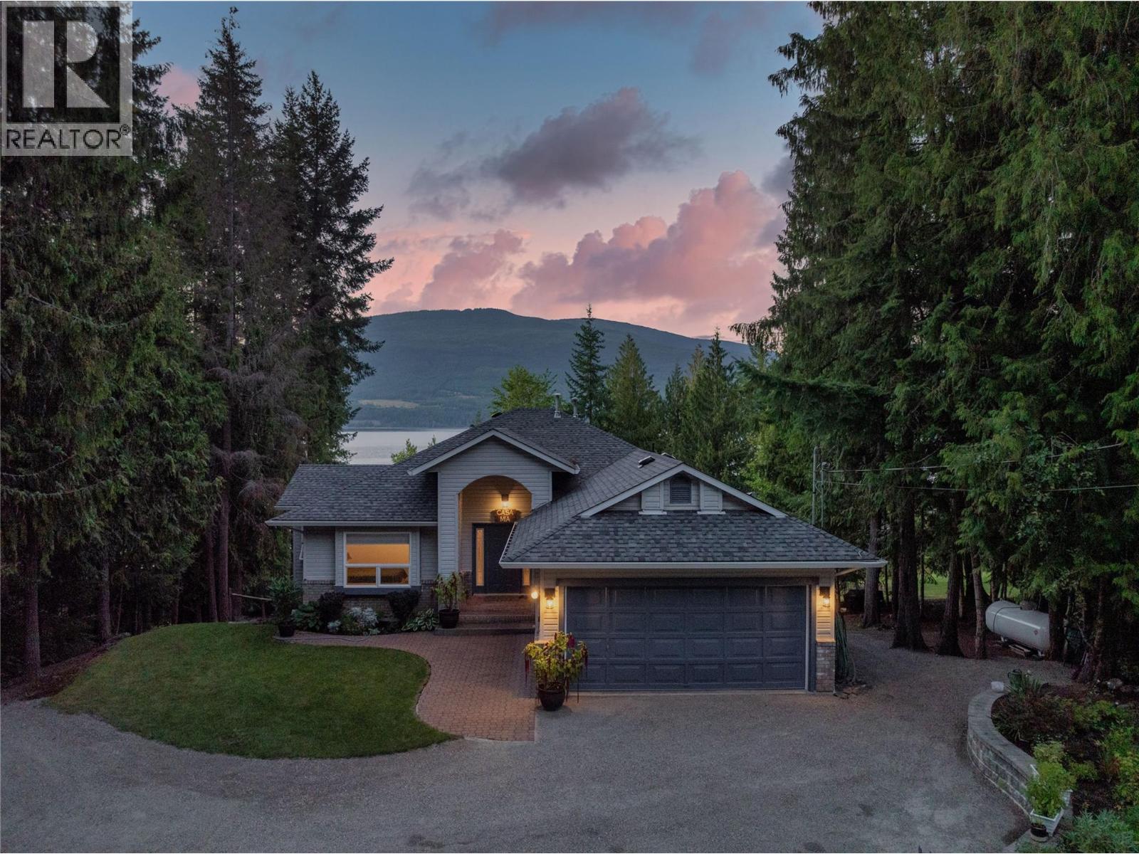 4283 Eagle Bay Rd, Eagle Bay, BC V0E 1T0