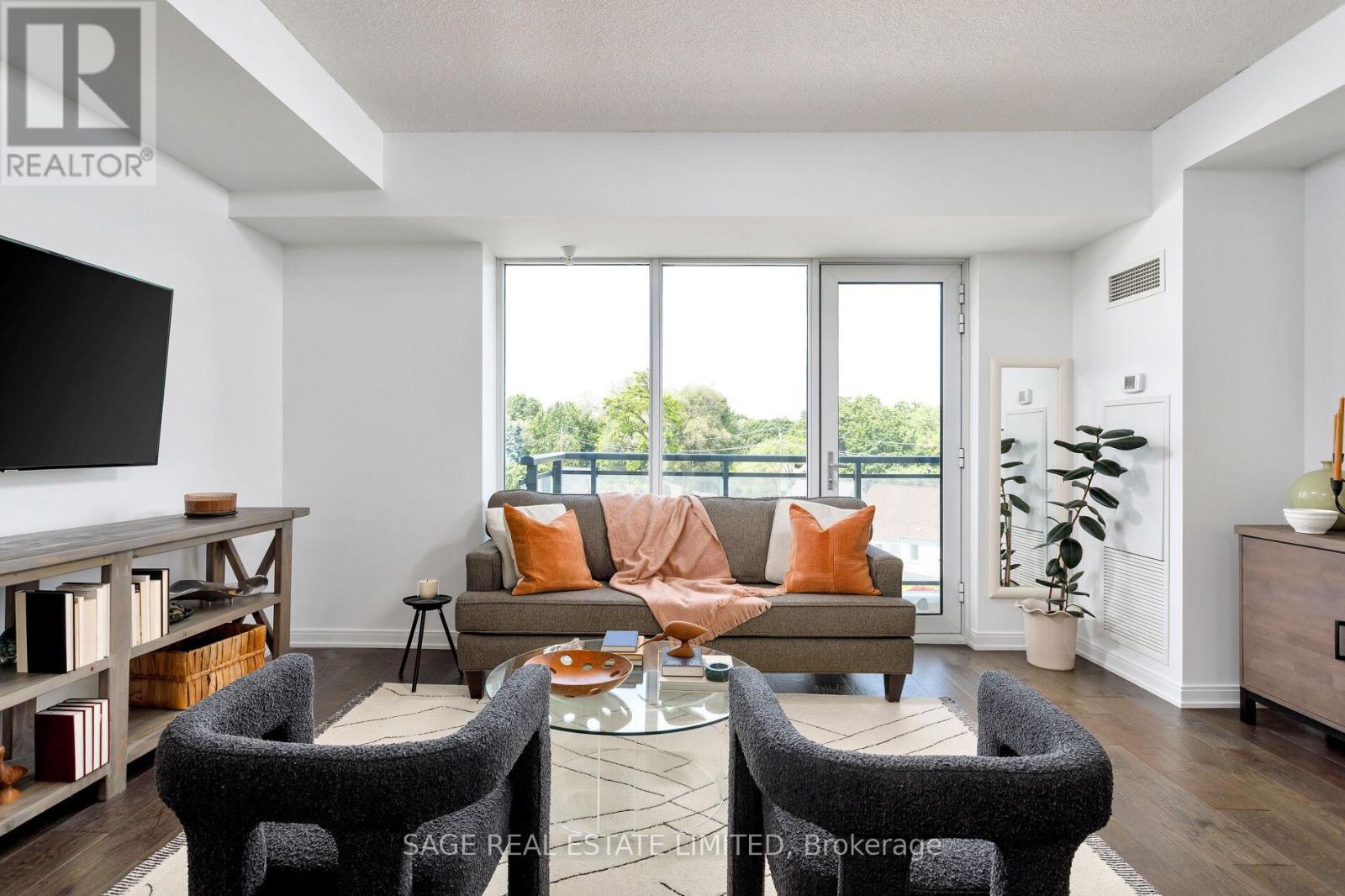 401 760 The Queensway, Toronto, ON M8Z 0E1