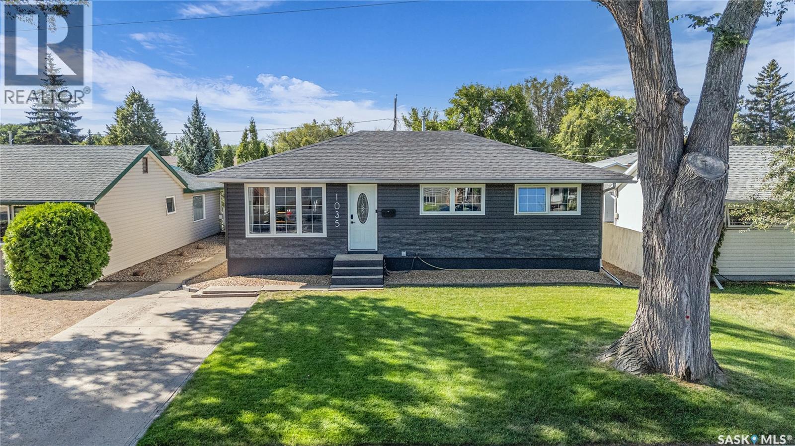 1035 Hall St W, Moose Jaw, SK S6H 2S5