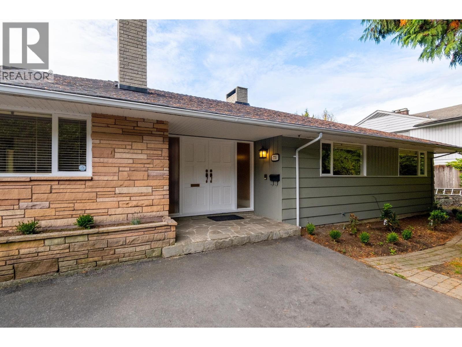 775 Southborough Dr, West Vancouver, BC V7S 1N1