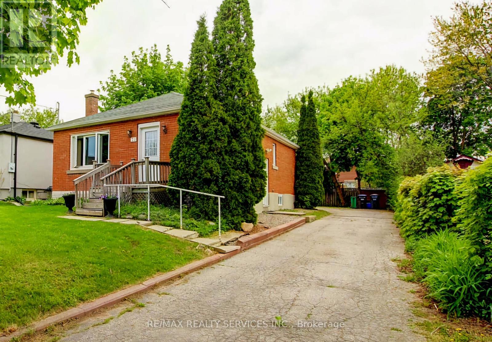29 Woodward Ave, Brampton, ON L6V 1K2