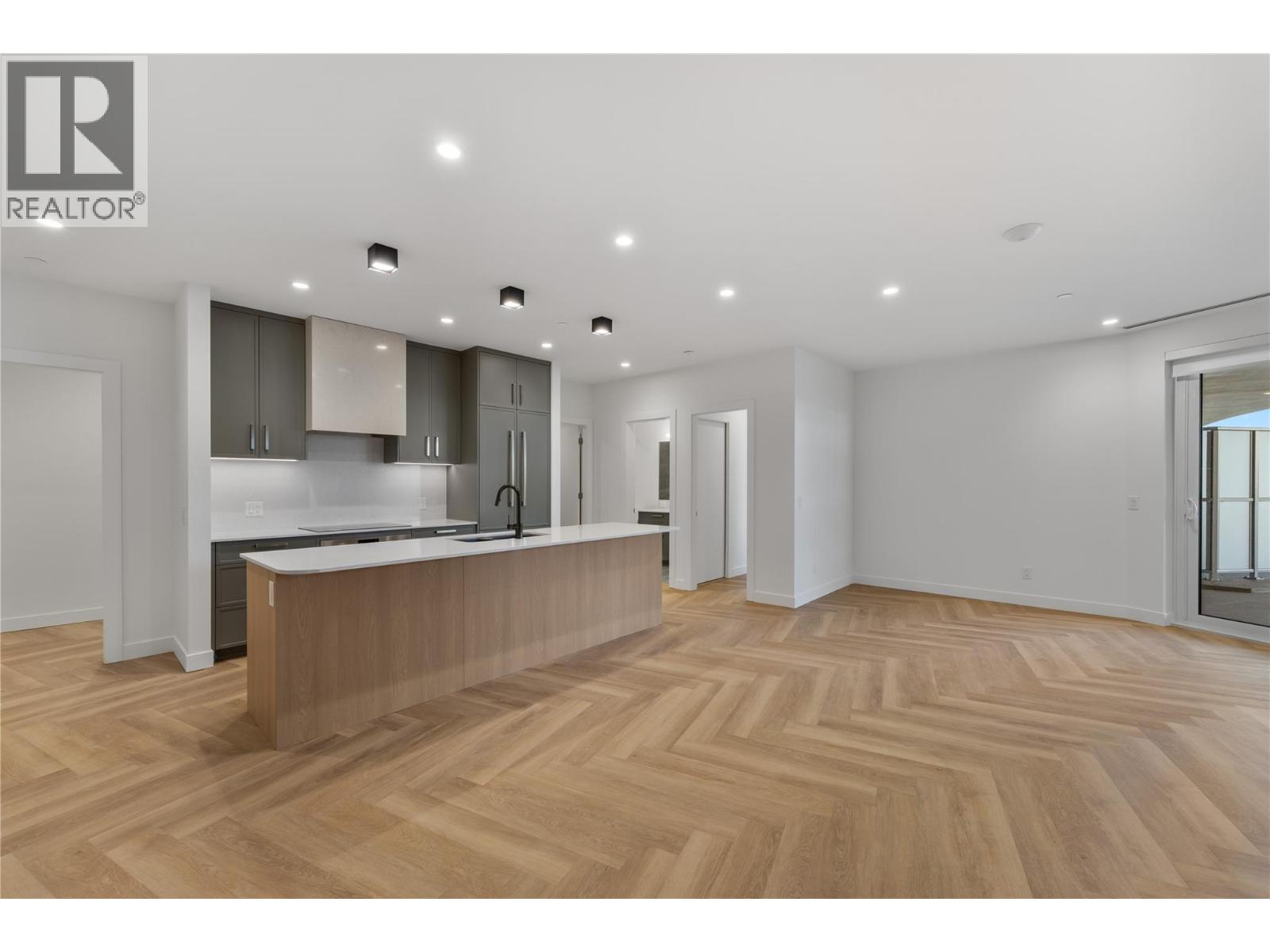 3340 Lakeshore Drive Unit 414, Kelowna, BC V1W 0H6
