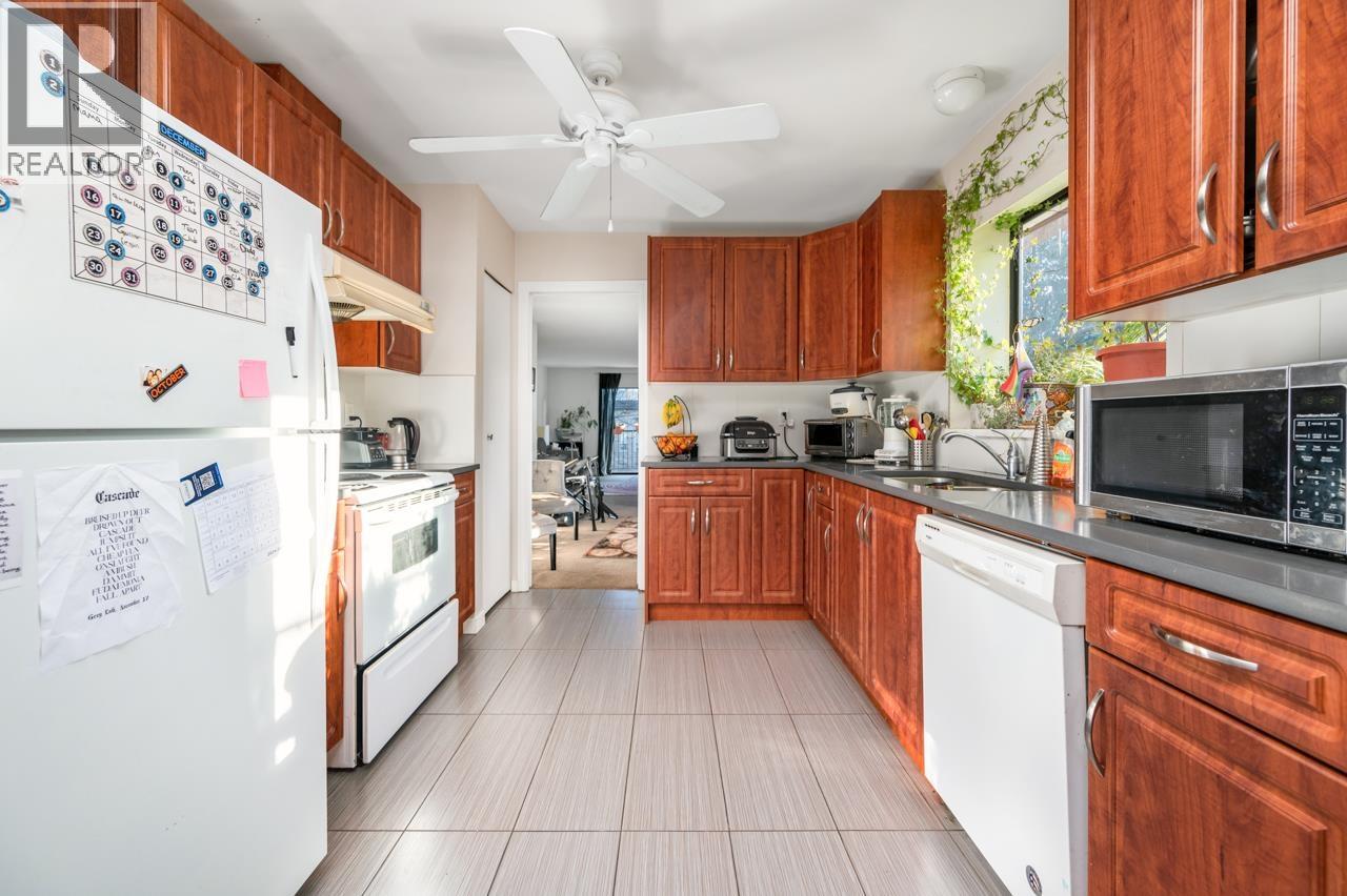 3003 Sunnyhurst Rd, North Vancouver, BC V7K 2G4