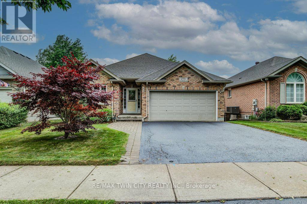 670 Salzburg Dr SW, Waterloo, ON N2V 2N8
