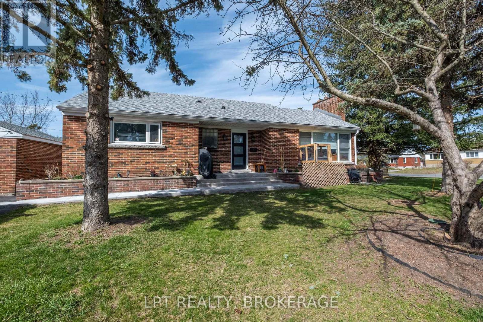 9 Elizabeth Ave, Kingston, ON K7M 3G9