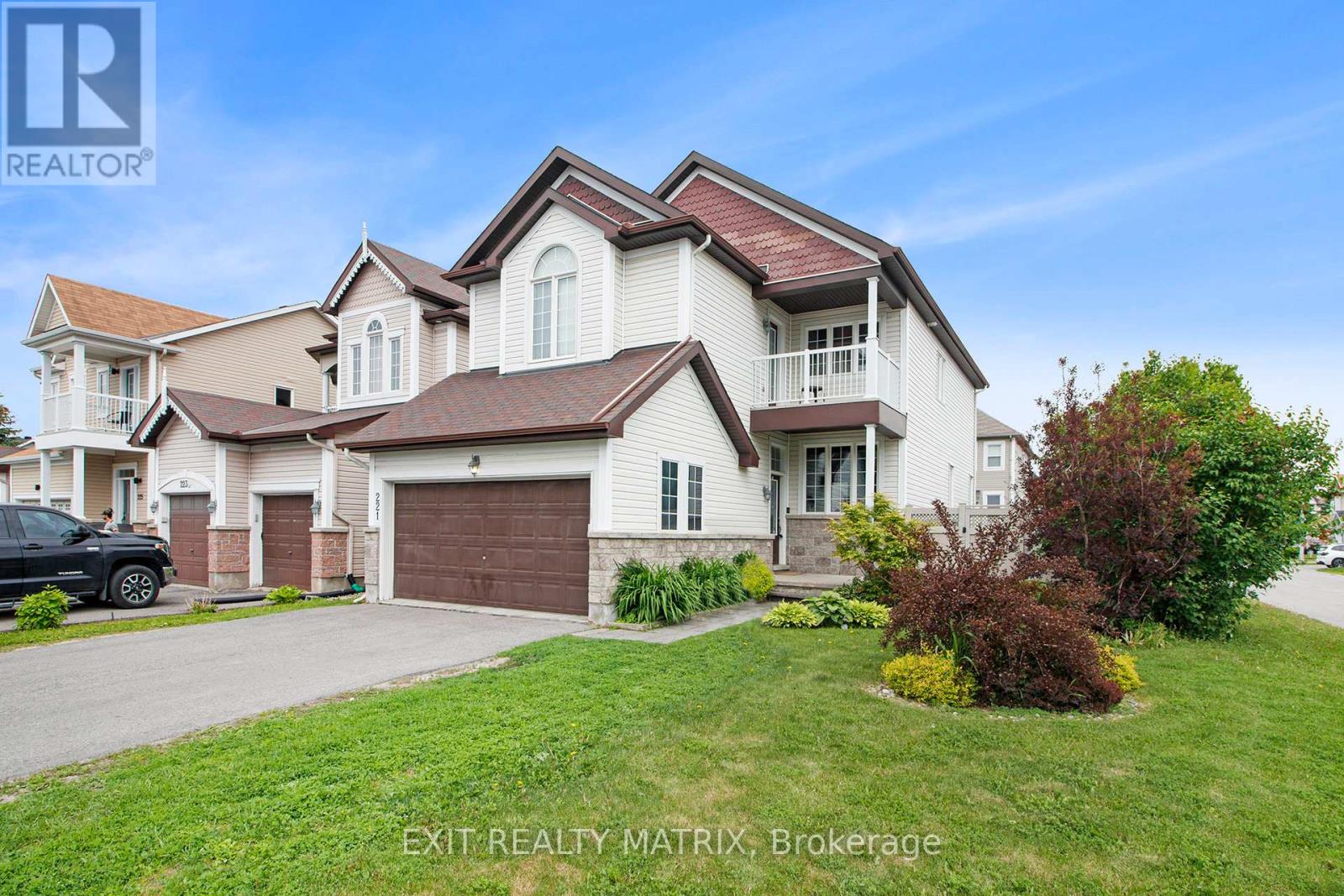 221 Hillpark High St, Ottawa, ON K1W 0B5