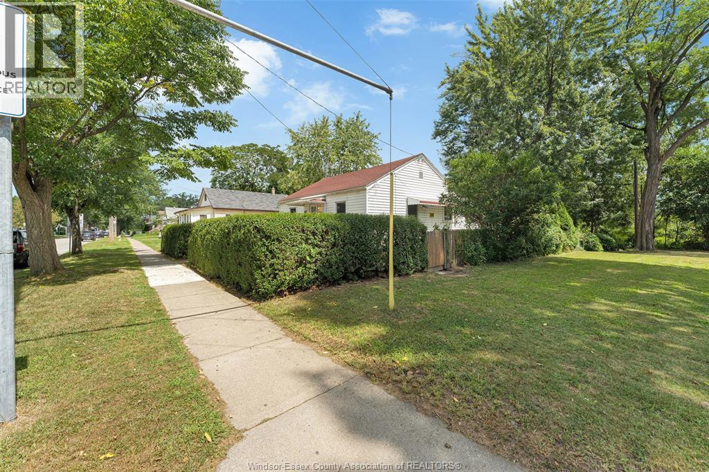 3597 Bloomfield, Windsor, ON N9C 1V9