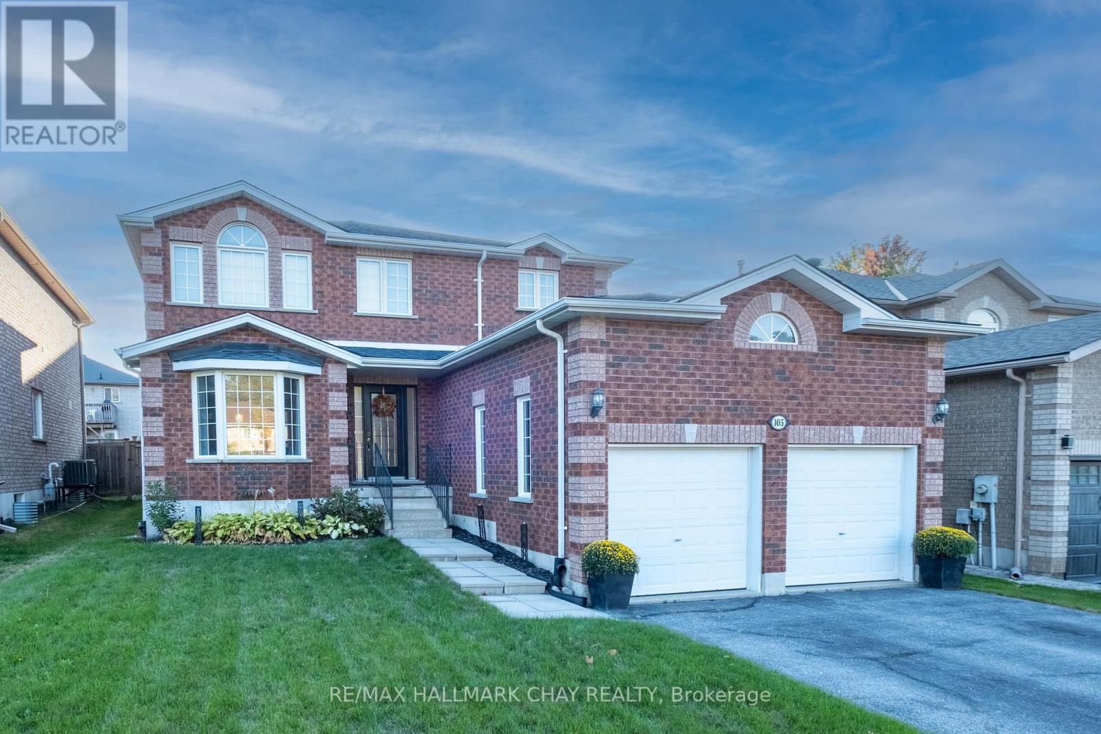 105 Crompton Dr, Barrie Little Lake, ON L4M 6N9
