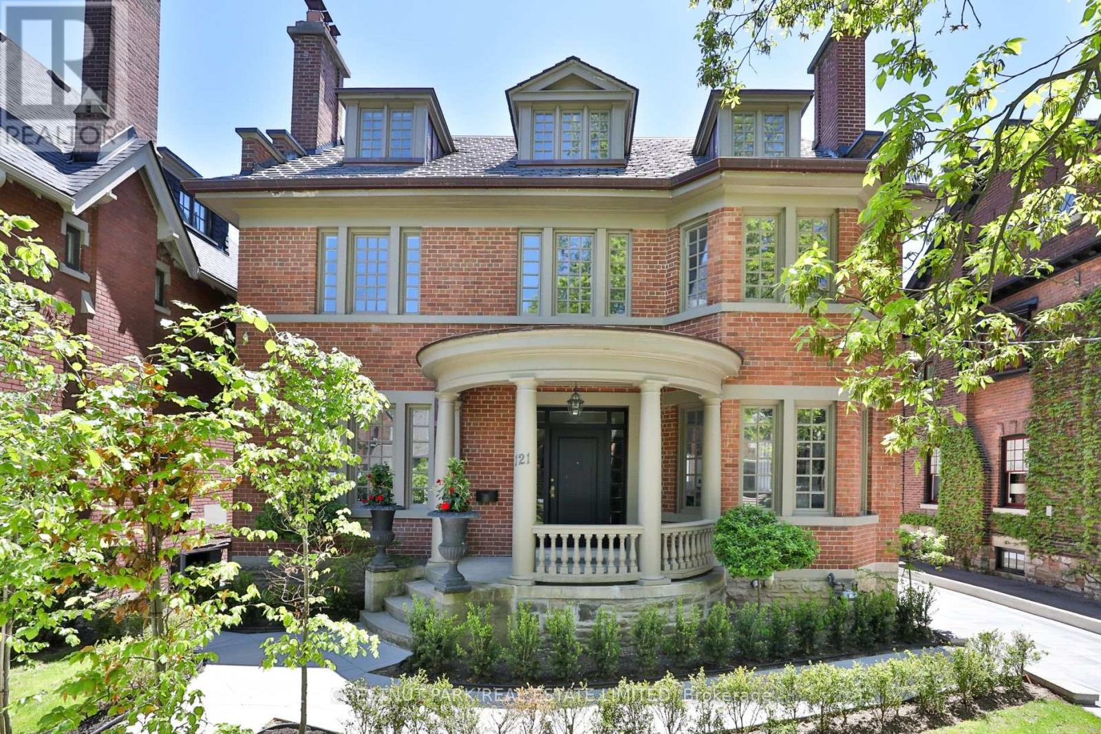 121 Roxborough Dr, Toronto, ON M4W 1X5